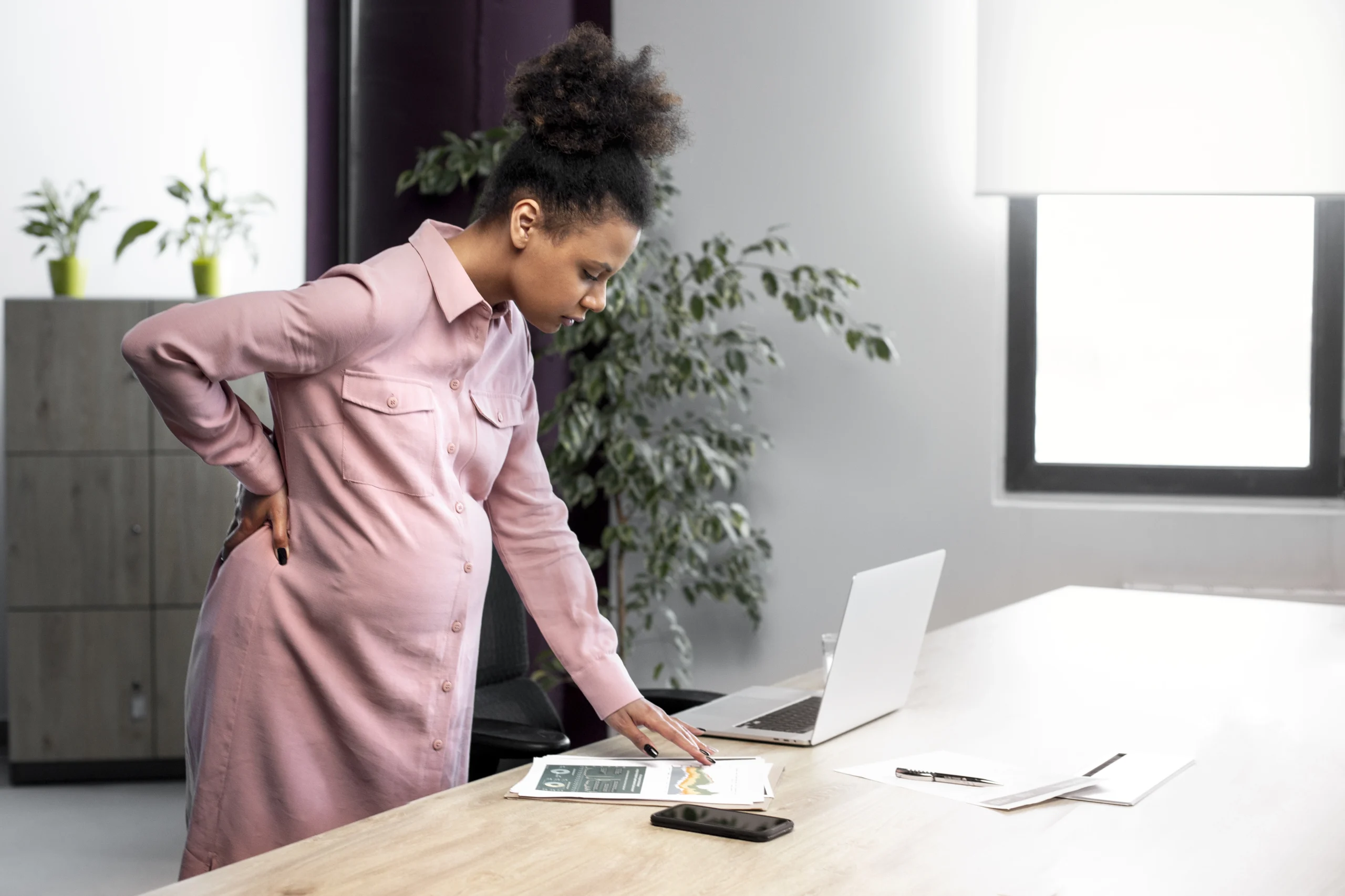 medium-shot-pregnant-woman-work-_1_